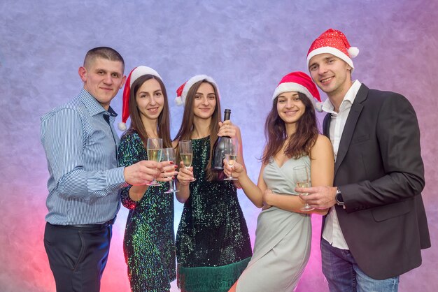Danke schön! Eine Gruppe von Freunden feiert und hebt Gläser Champagner für Toast, 2020 neues Jahr