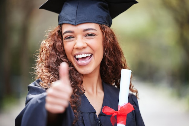 Dankeschön-Porträt einer Studentin mit erhobenem Daumen und Abschlusstag auf dem College-Campus im Freien mit Zertifikat Erfolgs- oder Leistungssieger und glückliche Absolventin der Universität
