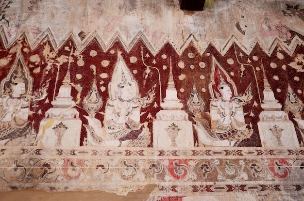 Daño de estilo tailandés de pared de pintura antigua dentro de la iglesia en el templo de Wat mai chumpol el 15 de noviembre de 2015 en Ayutthaya Tailandia