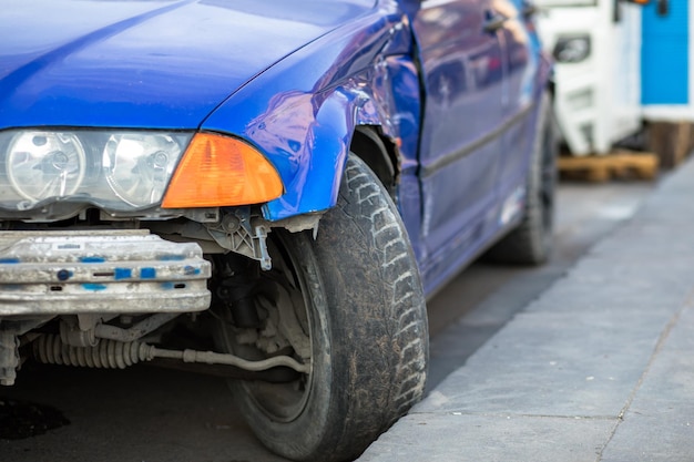 Daños por accidente automovilístico en la carretera