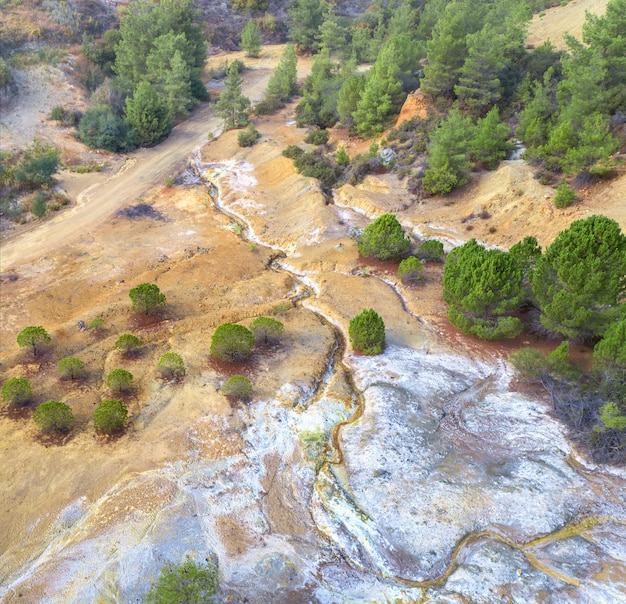 Danos ambientais em local de mina de pirita abandonada em Chipre, vista aérea