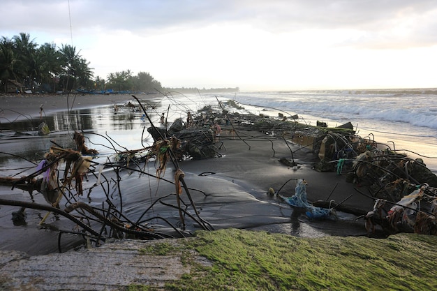 daños a edificios en la costa debido al tsunami