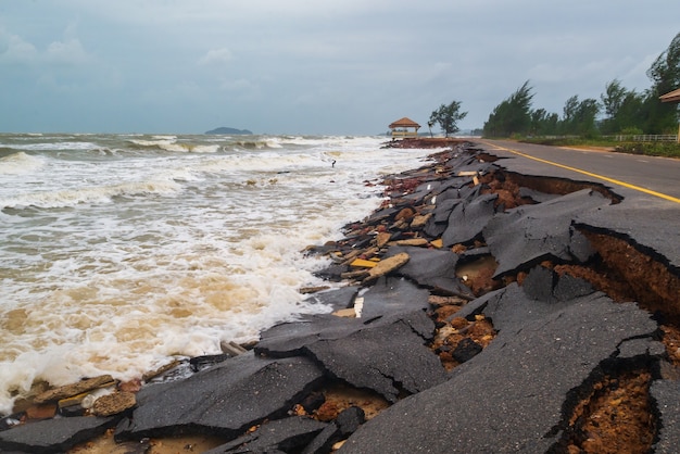 Danos na estrada causados ​​por ondas do mar corroem