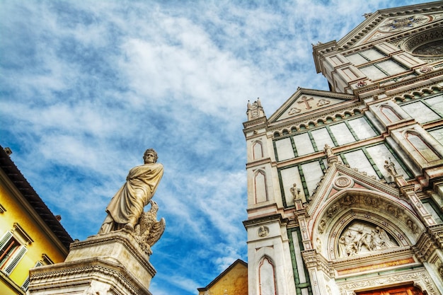 Dante Alighieri-Statue aus dem 19. Jahrhundert und die Kathedrale Santa Croce in Florenz, Italien