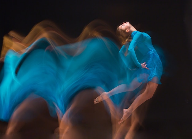 Foto la danza artística fotoemocional de una hermosa niña vestida de azul