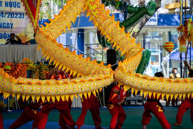 Danza del dragón celebra el año nuevo En el parque