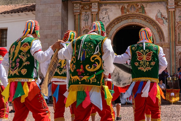 Danza folclórica peruana iglesia de san pedro apóstol de andahuaylillas cerca de cusco perú