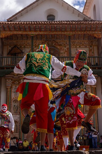 Danza folclórica peruana iglesia de san pedro apóstol de andahuaylillas cerca de cusco perú | Foto Premium Danza folclórica peruana iglesia de san pedro apóstol de andahuaylillas cerca de cusco perú | Foto Premium