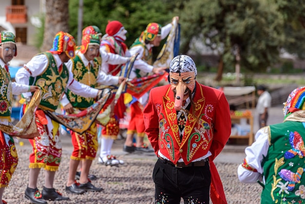 Danza folclórica peruana iglesia de san pedro apóstol de andahuaylillas cerca de cusco perú