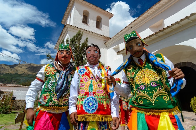 Danza folclórica peruana iglesia de san pedro apóstol de andahuaylillas cerca de cusco perú