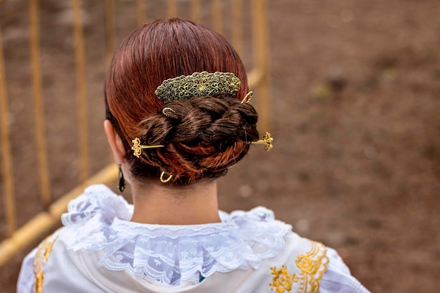 Foto danza folclórica traje típico y peinado femenino clásico