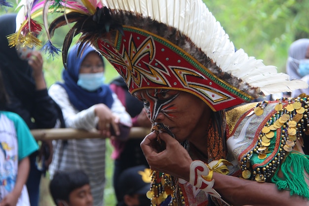 Danza tradicional javanesa con topeng de máscara de plumas