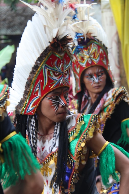Danza tradicional javanesa con topeng de máscara de plumas