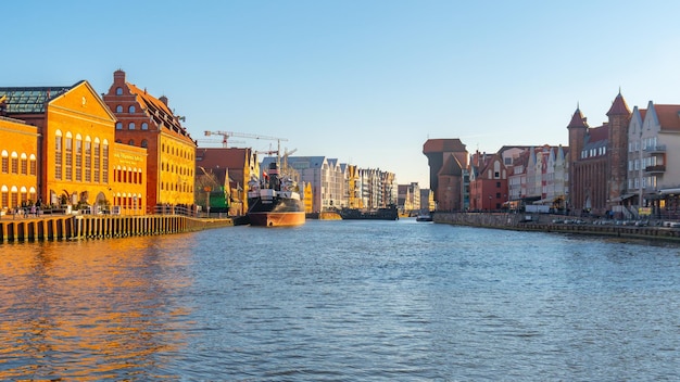 Danzig Polen 11. März 2022 Blick auf die Stadt und den Fluss Mottlau mit Gebäuden am Damm