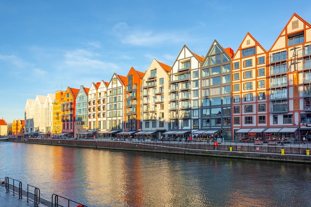 Danzig Polen 11. März 2022 Blick auf die Stadt und den Fluss Mottlau mit Gebäuden am Damm