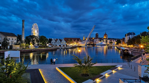 Danzig Polen 13. August 2019 Schöne Landschaft der Altstadt von Danzig über Mottlau in der Abenddämmerung in Polen