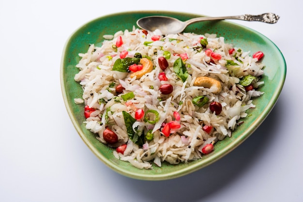 Dapde Pohe é um café da manhã típico do Maharashtrian, feito com uma fina variedade de poha e coco fresco com pimenta, amendoim e nozes. servido em uma tigela ou prato. foco seletivo