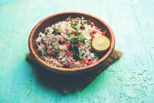 Dapde Pohe é um café da manhã típico do Maharashtrian, feito com uma fina variedade de poha e coco fresco com pimenta, amendoim e nozes. servido em uma tigela ou prato. foco seletivo