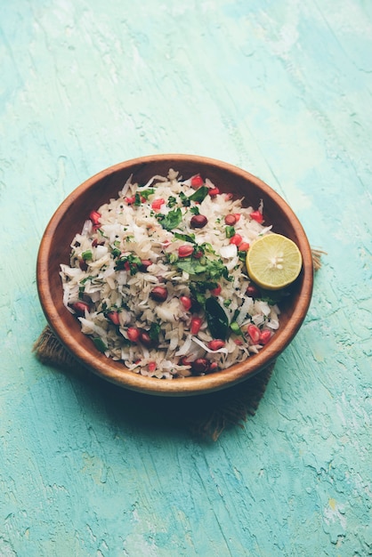 Dapde Pohe é um café da manhã típico do Maharashtrian, feito com uma fina variedade de poha e coco fresco com pimenta, amendoim e nozes. servido em uma tigela ou prato. foco seletivo