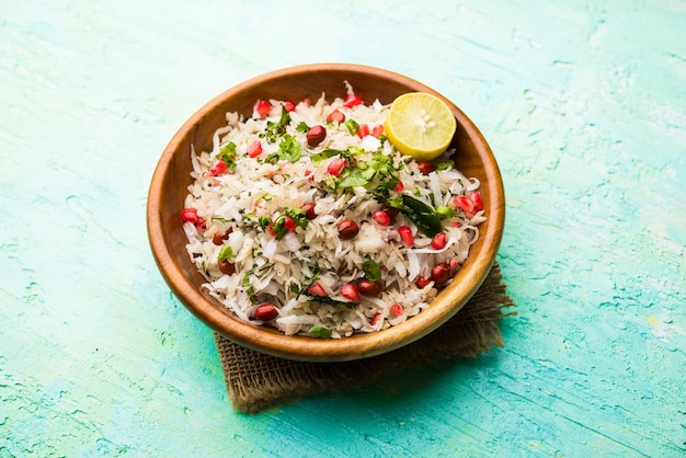 Dapde Pohe é um café da manhã típico do Maharashtrian, feito com uma fina variedade de poha e coco fresco com pimenta, amendoim e nozes. servido em uma tigela ou prato. foco seletivo