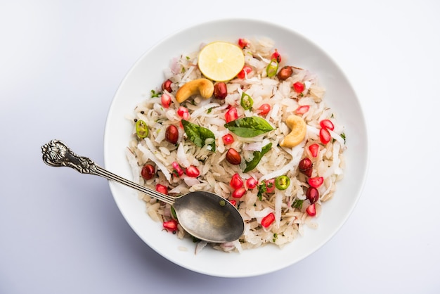 Dapde Pohe é um café da manhã típico do Maharashtrian, feito com uma fina variedade de poha e coco fresco com pimenta, amendoim e nozes. servido em uma tigela ou prato. foco seletivo