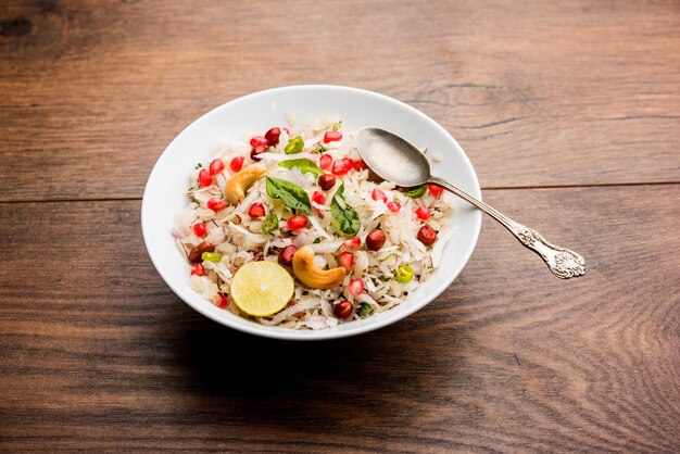 Dapde Pohe é um café da manhã típico do Maharashtrian, feito com uma fina variedade de poha e coco fresco com pimenta, amendoim e nozes. servido em uma tigela ou prato. foco seletivo