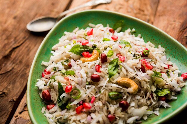 Dapde Pohe es un desayuno típico de Maharashtra, elaborado con una fina variedad de poha y coco fresco con chile, maní y nueces. servido en un tazón o plato. enfoque selectivo