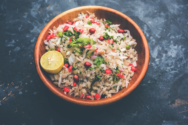 Dapde Pohe es un desayuno típico de Maharashtra, elaborado con una fina variedad de poha y coco fresco con chile, maní y nueces. servido en un tazón o plato. enfoque selectivo