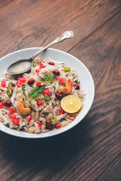 Dapde Pohe es un desayuno típico de Maharashtra, elaborado con una fina variedad de poha y coco fresco con chile, maní y nueces. servido en un tazón o plato. enfoque selectivo