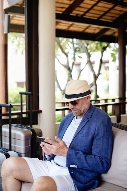 Foto dapper hombre maduro en un complejo