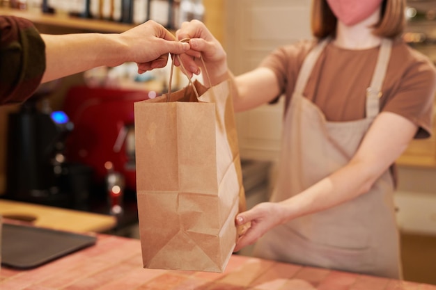 Dar comida para llevar al cliente