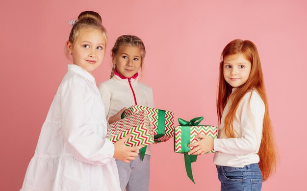 Dar e ganhar presentes nas férias de Natal. Grupo de crianças felizes e sorridentes se divertindo