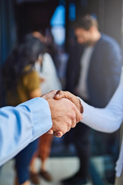 Foto dar la mano a los empresarios en colaboración y la confianza de los socios en el equipo con agradecimiento e incorporación o contratación empleados de acuerdos profesionales con apretón de manos con contrato y trabajo en equipo