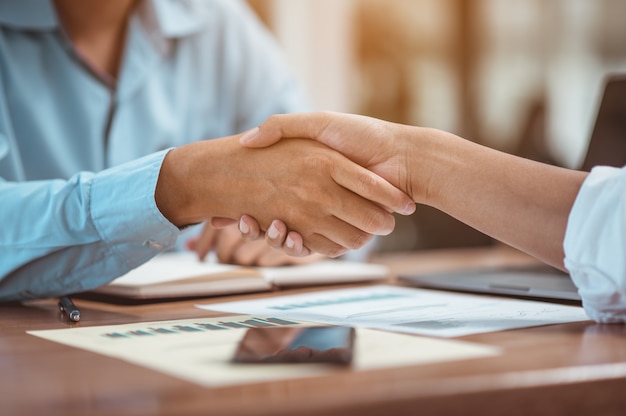 Dar la mano. Feliz de trabajar juntos, antes de la reunión. Concepto financiero empresarial.