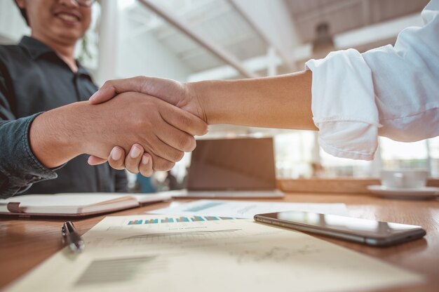 Dar la mano. Feliz de trabajar juntos, antes de la reunión. Concepto financiero empresarial.