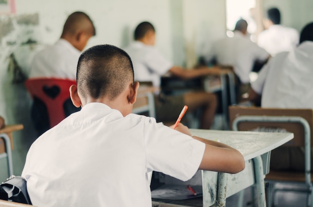 Dar marcha atrás al estudiante masculino leyendo documentos de práctica