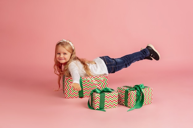 Dar y recibir regalos en las vacaciones de Navidad. Grupo de niños sonrientes felices divirtiéndose