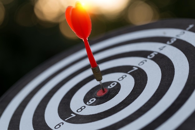 Foto dardo vermelho alvo flecha atingindo o alvo com marketing alvo e conceito de sucesso empresarial