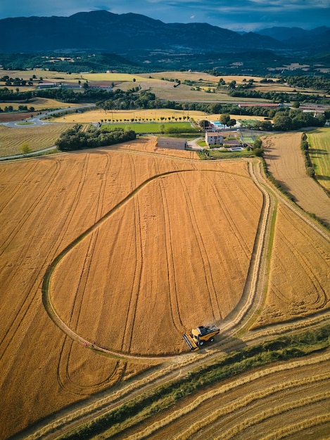 Dargestellt ist ein Bauernhof mit einem Traktor im Vordergrund und einem Haus im Hintergrund.