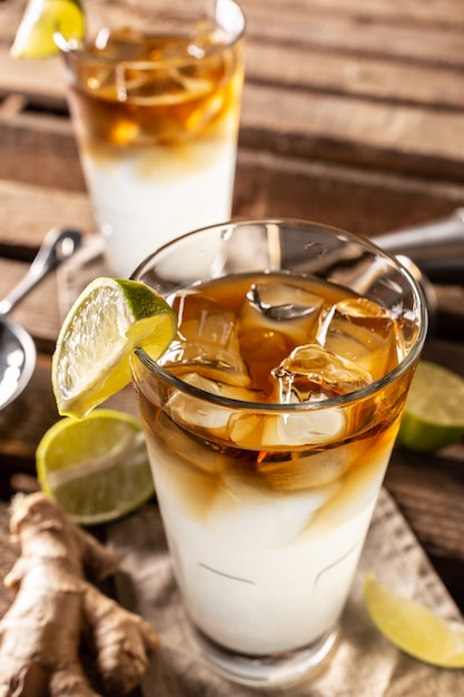 Dark n Stormy Highball Cocktail serviert als Longdrink mit Rum, frischem Limettensaft und Ginger Beer.