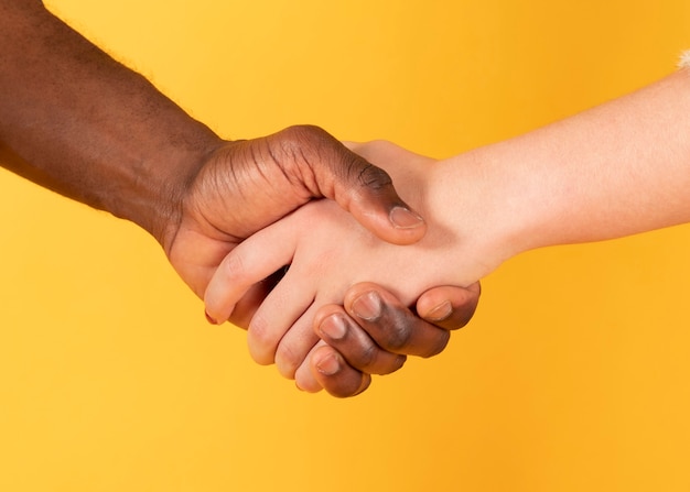 Darse la mano y la mano blanca, interracial,