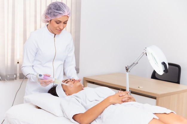 Darsonval-Kosmetikgerät. Verfahren zur Gesichtsreinigung. Hautpflege im Salon. Professionelle Dermatologie-Hardware. Elektrische Spa-Ausrüstung. Medizinpatientengerät. Akne entfernen