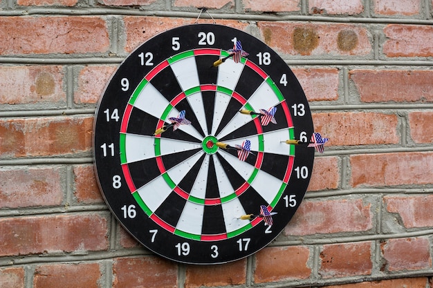 Dart im Bullseye auf das Ziel mit vielen anderen Darts