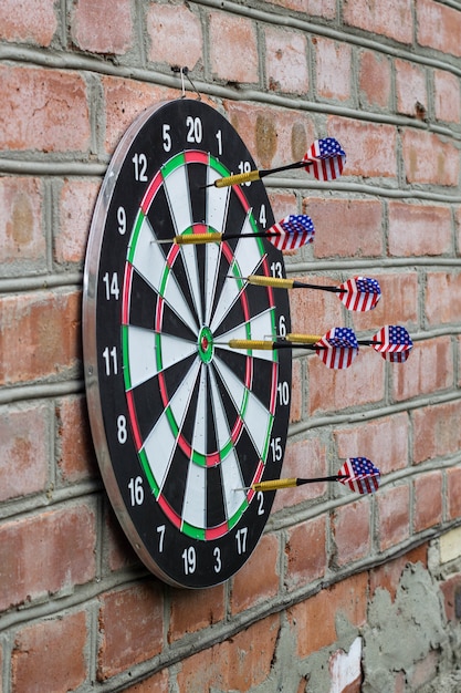 Dart im Bullseye auf das Ziel mit vielen anderen Darts