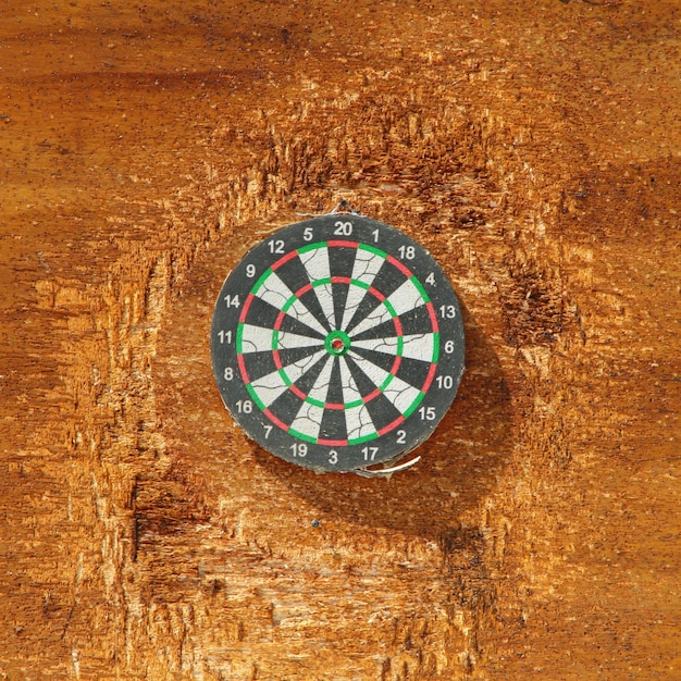 Dartscheibe an der Holzwand