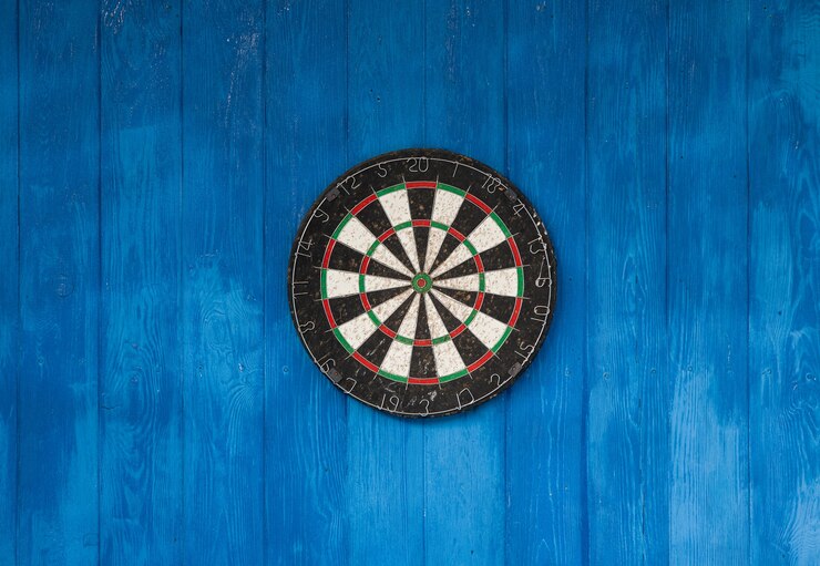 Dartscheibe an einer Holzwand