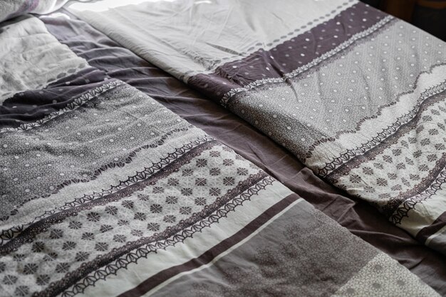 Das abstrakte schwarz-weiße Betttextil mit Decken und Laken