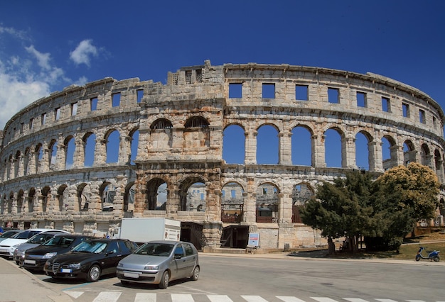 Foto das äußere des amphitheaters oder arena pula, kroatien