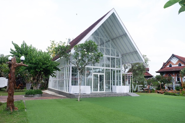 Foto das äußere des modernen hauses ist einfach und elegant mit einem garten mit grünem gras