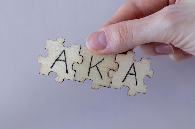 Das Akronym AKA steht für „Auch bekannt als die auf den Rätseln geschriebenen Buchstaben“.